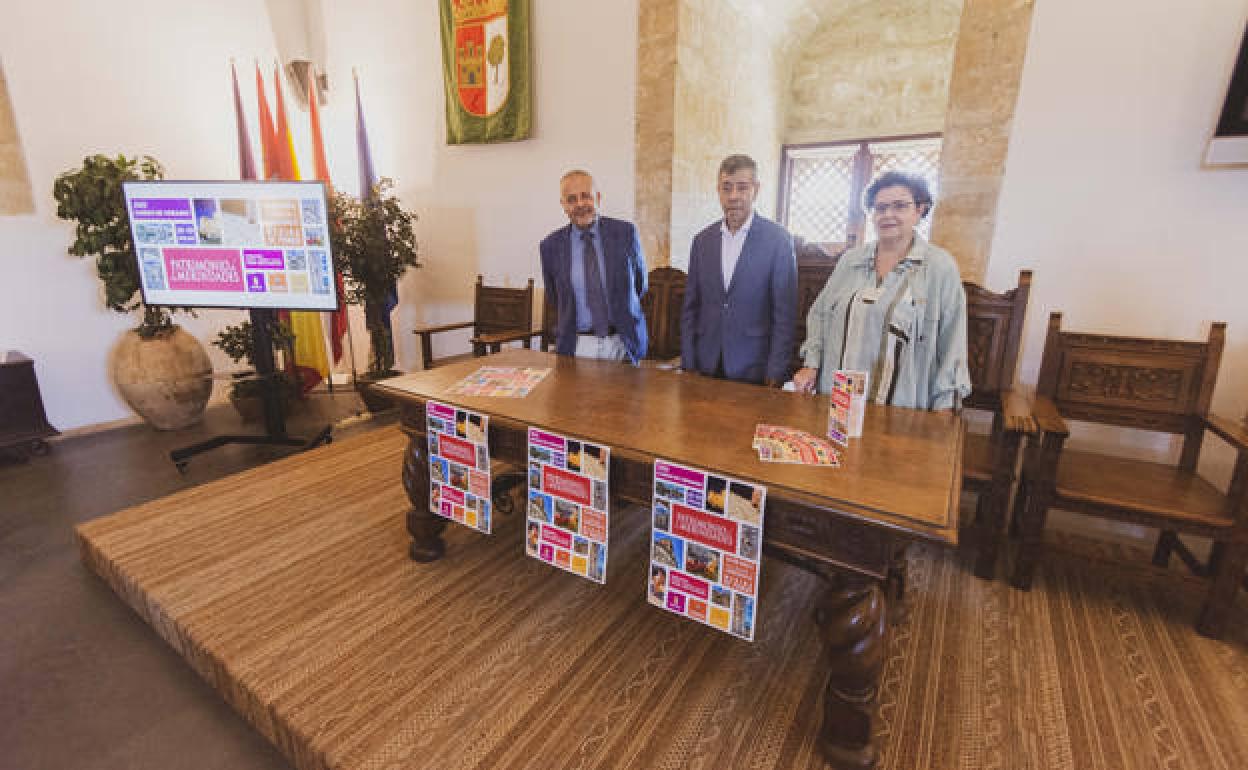 Presentación del curso de verano con René Pelayo (izda), Isaac Angulo y María José Zaparaín Yáñez. 