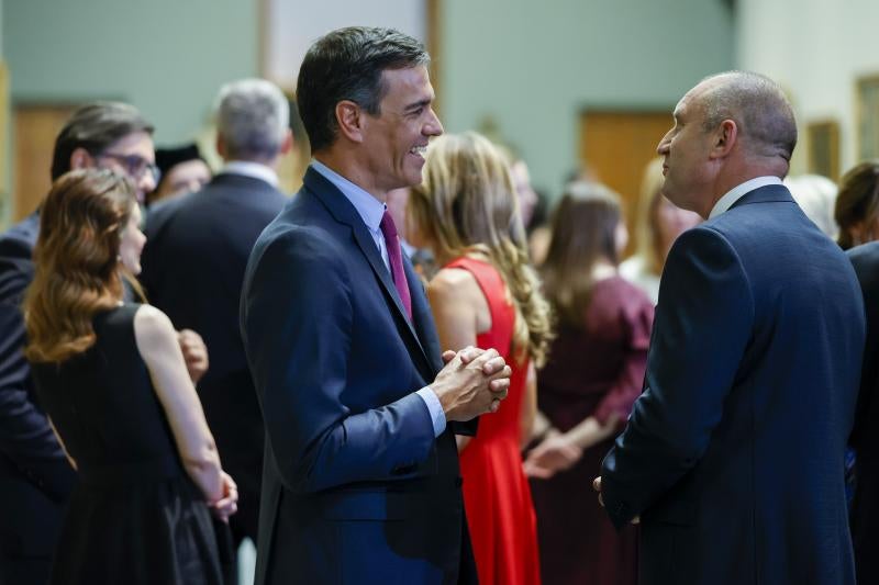 Pedro Sánchez, junto al presidente de Bulgaria, Rumen Radev.