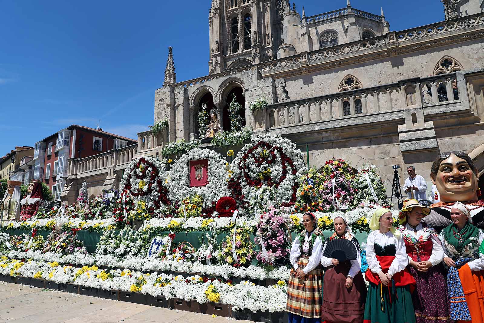 Ofrenda floral a los pies de la catedral. 