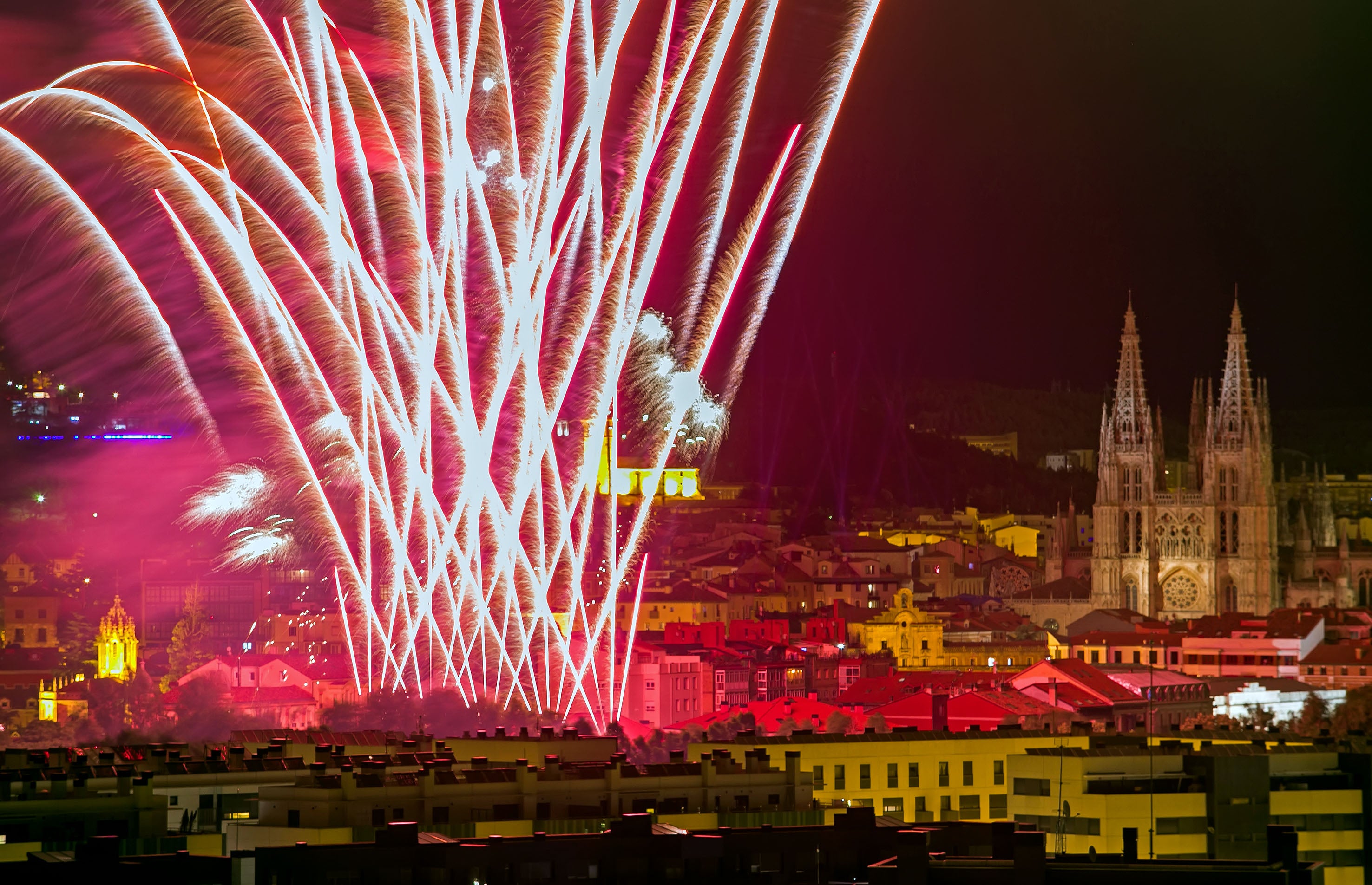 Fotos: Los fuegos iluman Burgos en su día grande