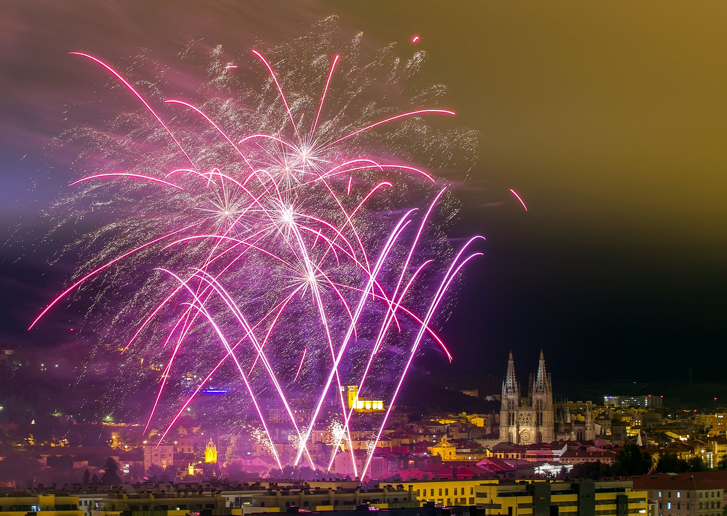 Fotos: Los fuegos iluman Burgos en su día grande