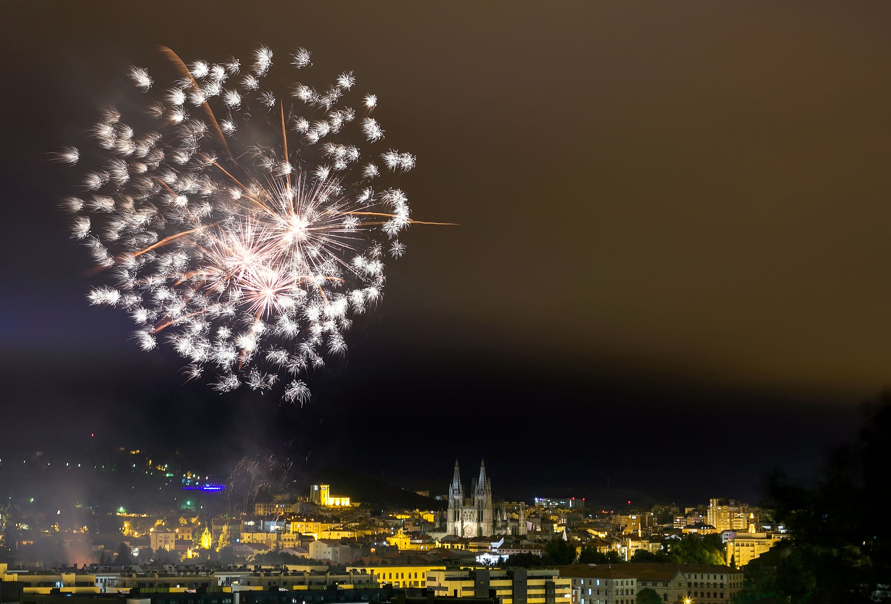 Fotos: Los fuegos iluman Burgos en su día grande