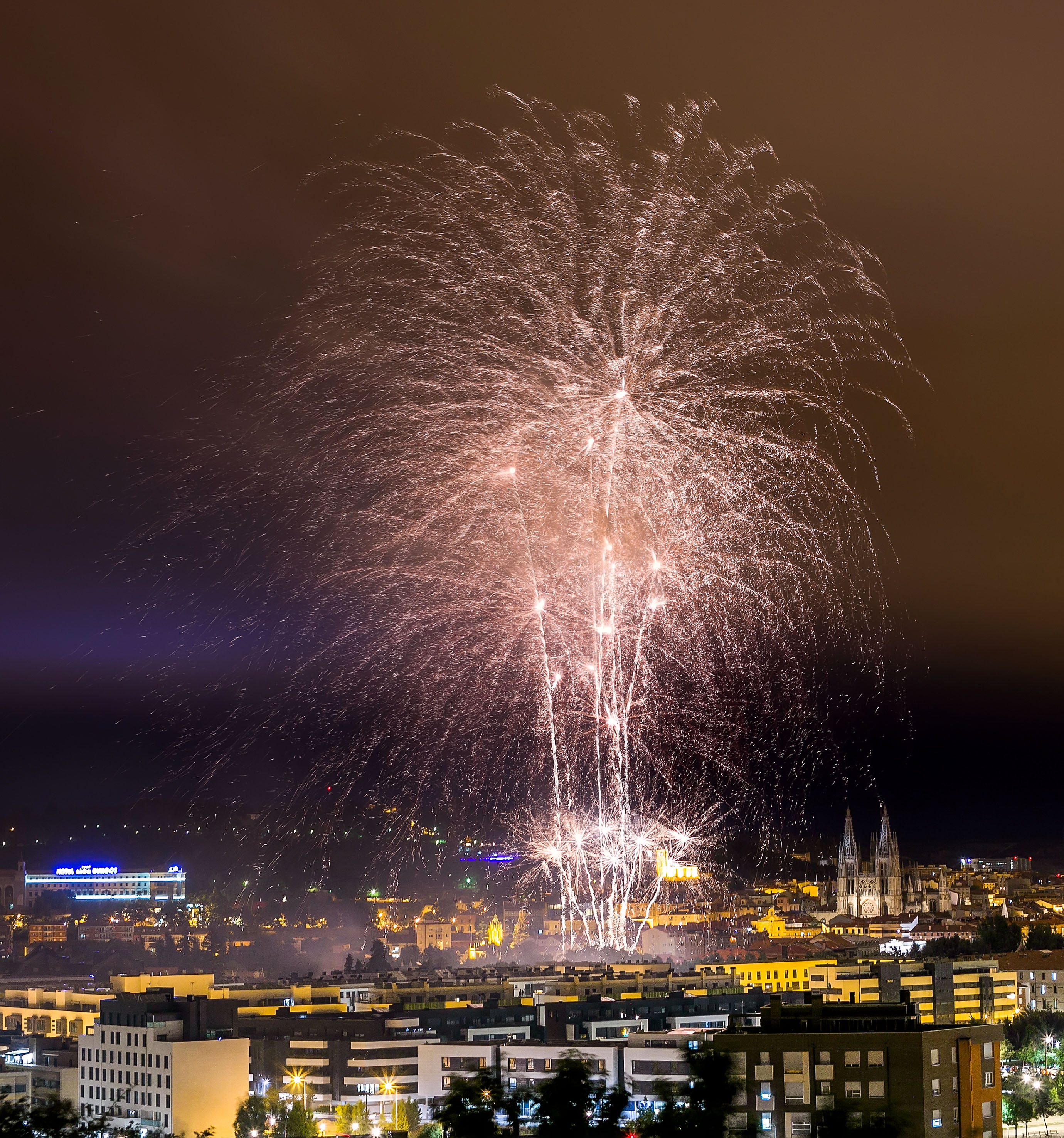 Fotos: Los fuegos iluman Burgos en su día grande