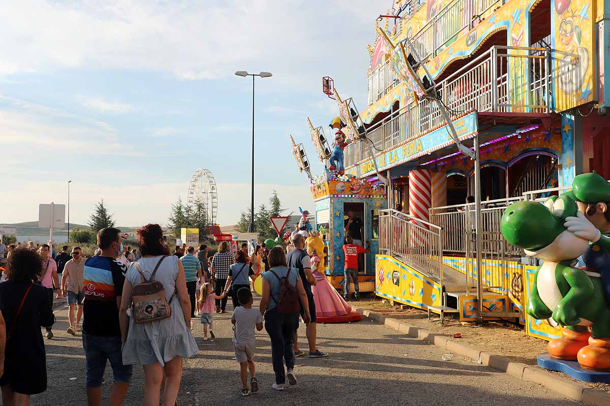 Fotos: Los feriantes aseguran que han sido unos Sampedros «más flojos» por la lejanía de las barracas