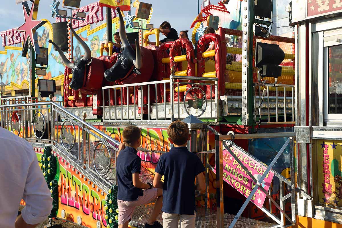 Fotos: Los feriantes aseguran que han sido unos Sampedros «más flojos» por la lejanía de las barracas