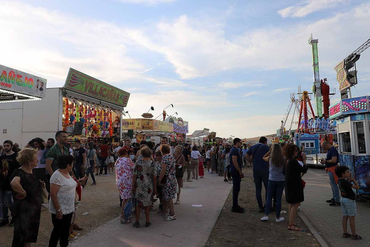 Fotos: Los feriantes aseguran que han sido unos Sampedros «más flojos» por la lejanía de las barracas