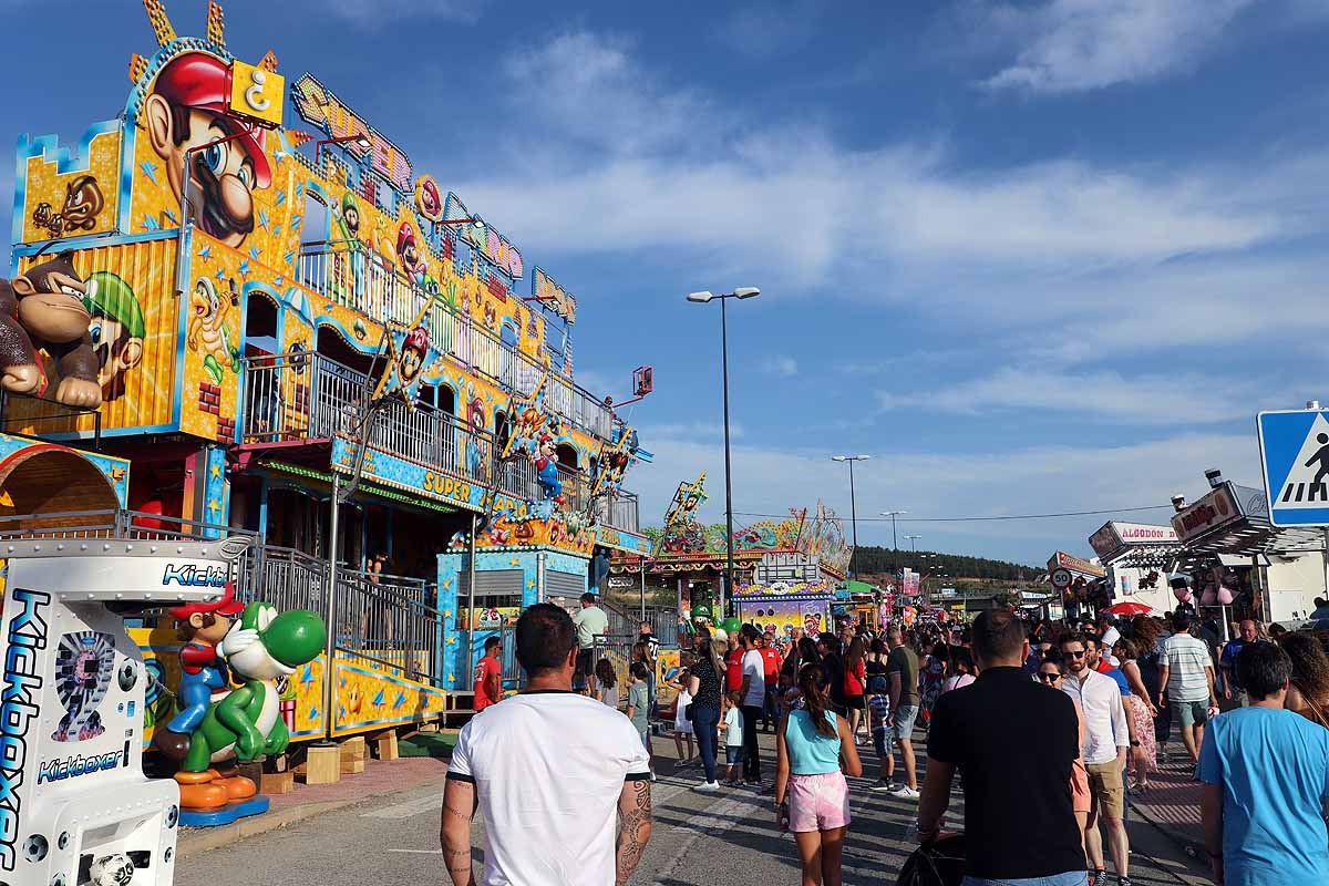 Fotos: Los feriantes aseguran que han sido unos Sampedros «más flojos» por la lejanía de las barracas