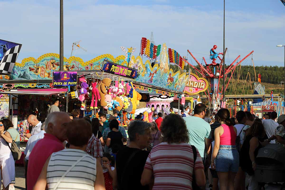 Fotos: Los feriantes aseguran que han sido unos Sampedros «más flojos» por la lejanía de las barracas