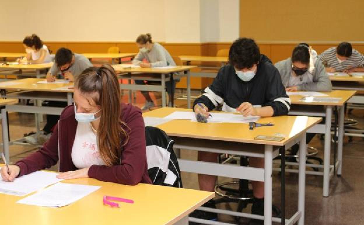 Estudiantes en la Universidad de Burgos. 