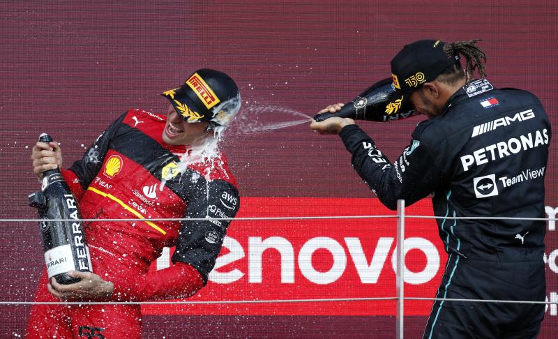 Lewis Hamilton baña en champagne a Carlos Sainz.