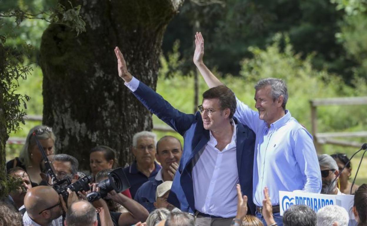 Feijóo, junto al presidente gallego, Alfonso Rueda; en un acto en A Coruña. 