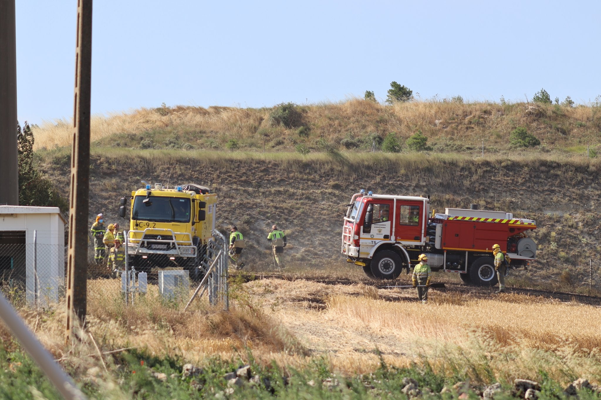 Los bomberos trabajan en el lugar del incendio.