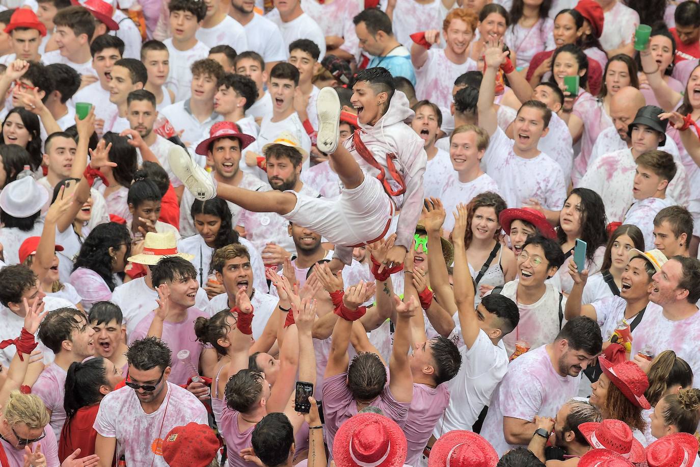 Un joven es manteado por sus amigos en la plaza Consistorial de Pamplona minutos antes del chupinazo de San Fermín. 