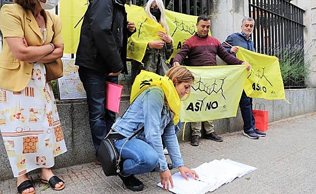 Una delegación de Las Merindades se ha desplazado hasta la Subdelegación del Gobierno para registrar estas alegaciones. 