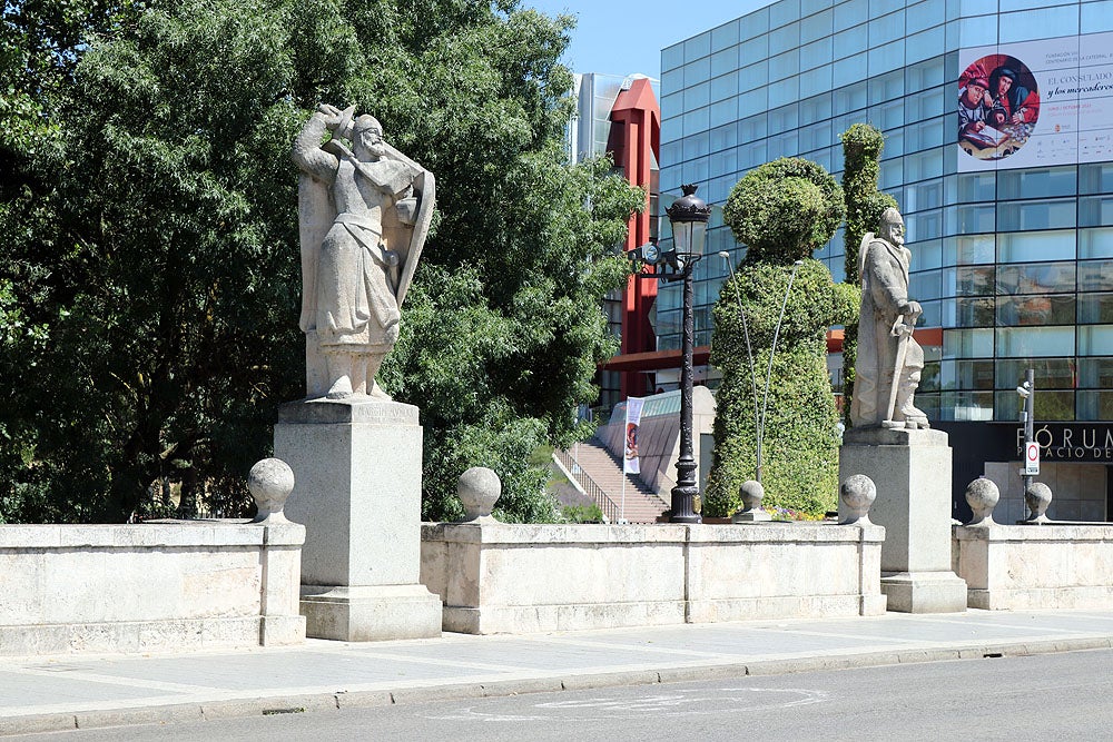 Fotos: Lavado de cara a las esculturas del Paseo del Espolón de Burgos