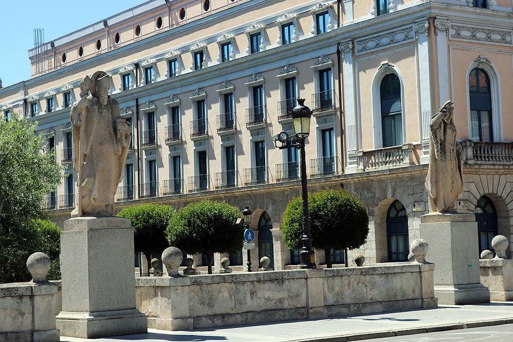 Fotos: Lavado de cara a las esculturas del Paseo del Espolón de Burgos