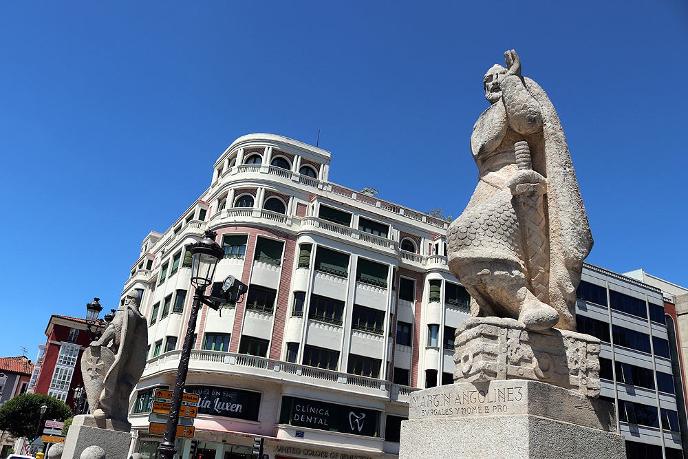 Fotos: Lavado de cara a las esculturas del Paseo del Espolón de Burgos