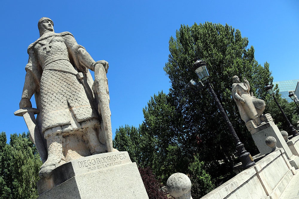 Fotos: Lavado de cara a las esculturas del Paseo del Espolón de Burgos