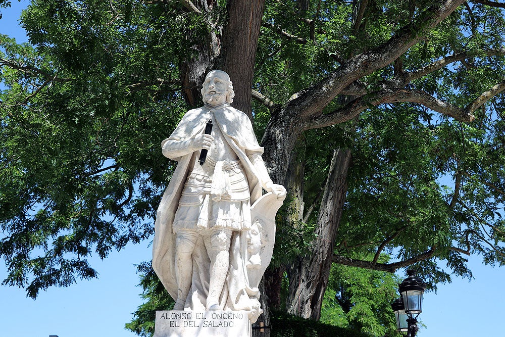 Fotos: Lavado de cara a las esculturas del Paseo del Espolón de Burgos