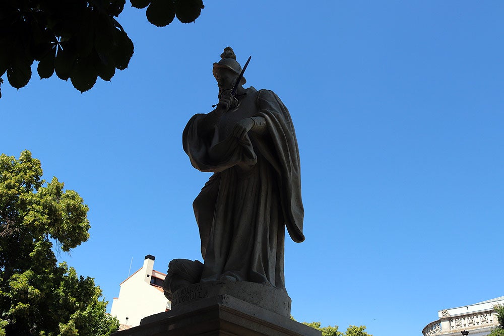 Fotos: Lavado de cara a las esculturas del Paseo del Espolón de Burgos