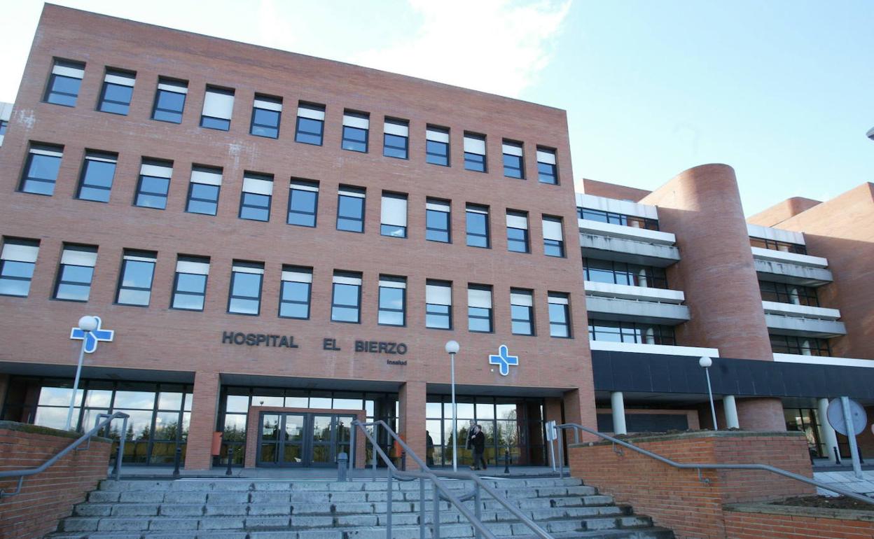 Hospital de El Bierzo, en Ponferrada, donde ha sido tratado el joven.
