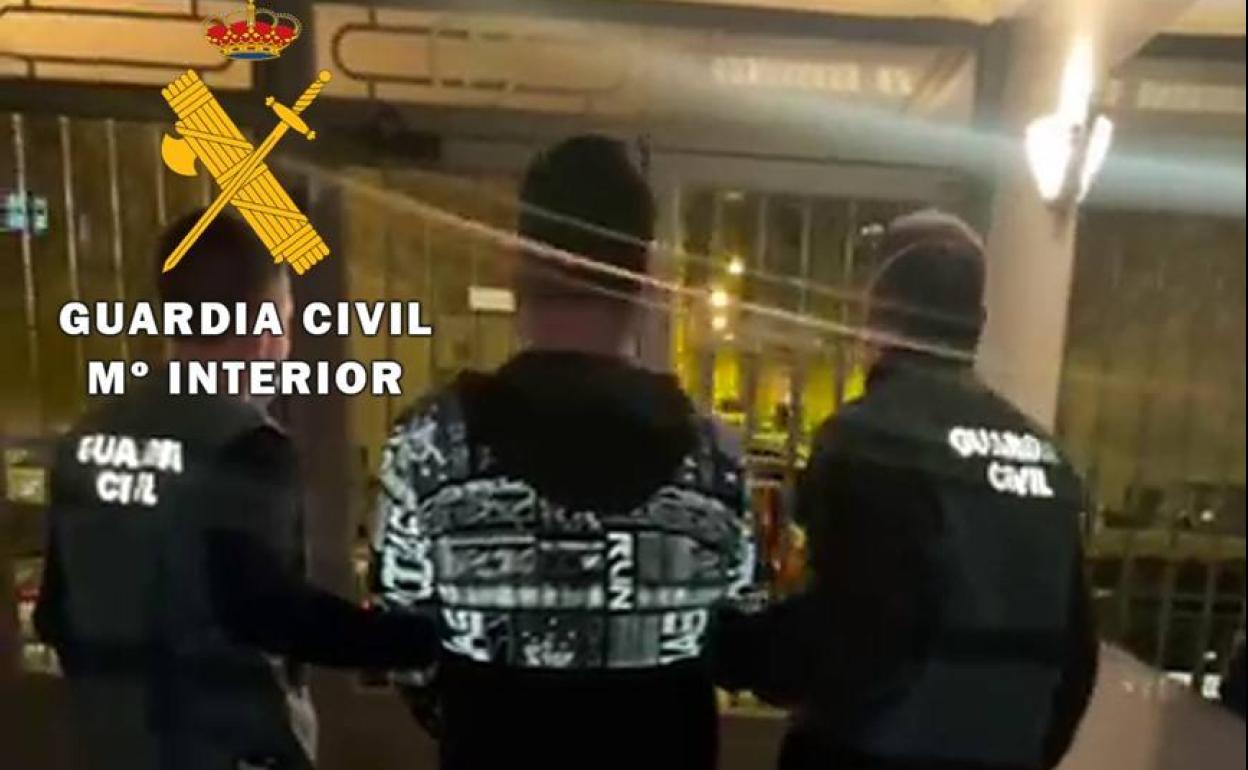 Imagénes de la detención por parte de la Guardia Civil.