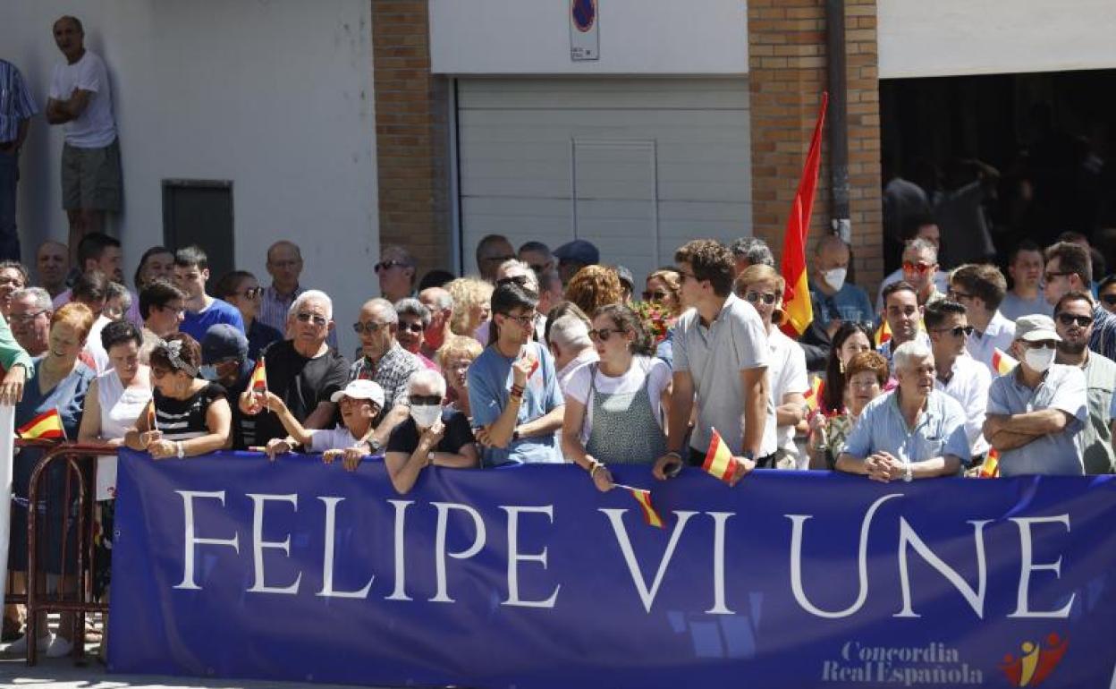 Vecinos de Ermua esperaban la llegada del Rey frente al polideportivo municipal.