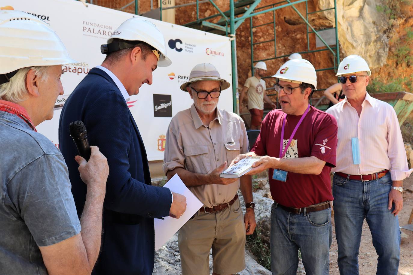 Eudald Carbonell, vicepresidente de la Fundación Atapuerca y codirector de las excavaciones, señala el trabajo en los yacimientos a Ignacio Mariscal, nuevo embajador de la fundación. 