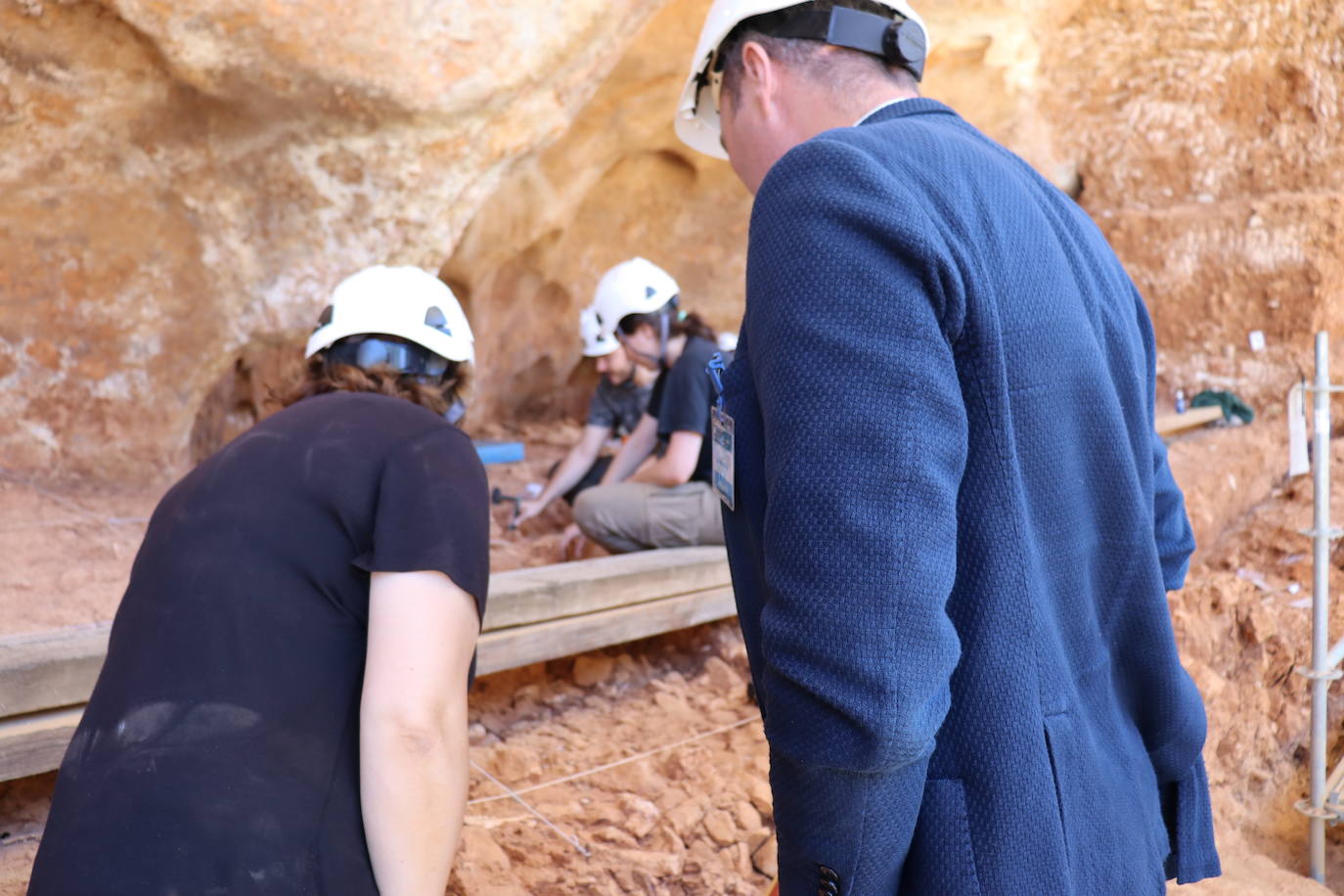 Eudald Carbonell, vicepresidente de la Fundación Atapuerca y codirector de las excavaciones, señala el trabajo en los yacimientos a Ignacio Mariscal, nuevo embajador de la fundación. 