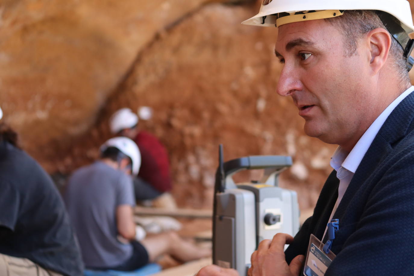 Eudald Carbonell, vicepresidente de la Fundación Atapuerca y codirector de las excavaciones, señala el trabajo en los yacimientos a Ignacio Mariscal, nuevo embajador de la fundación. 