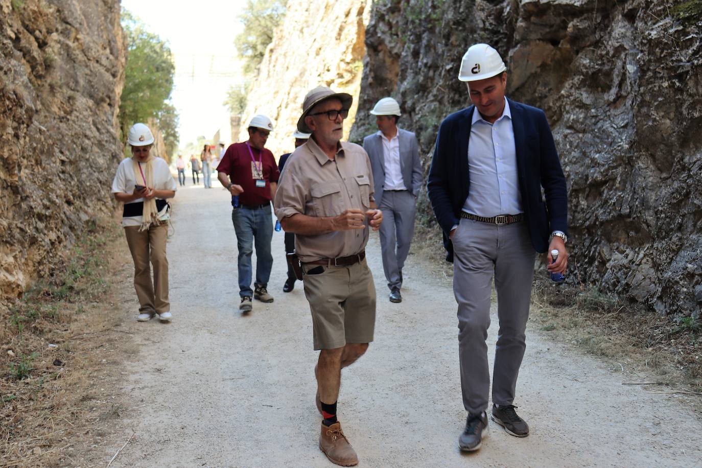 Eudald Carbonell, vicepresidente de la Fundación Atapuerca y codirector de las excavaciones, señala el trabajo en los yacimientos a Ignacio Mariscal, nuevo embajador de la fundación. 