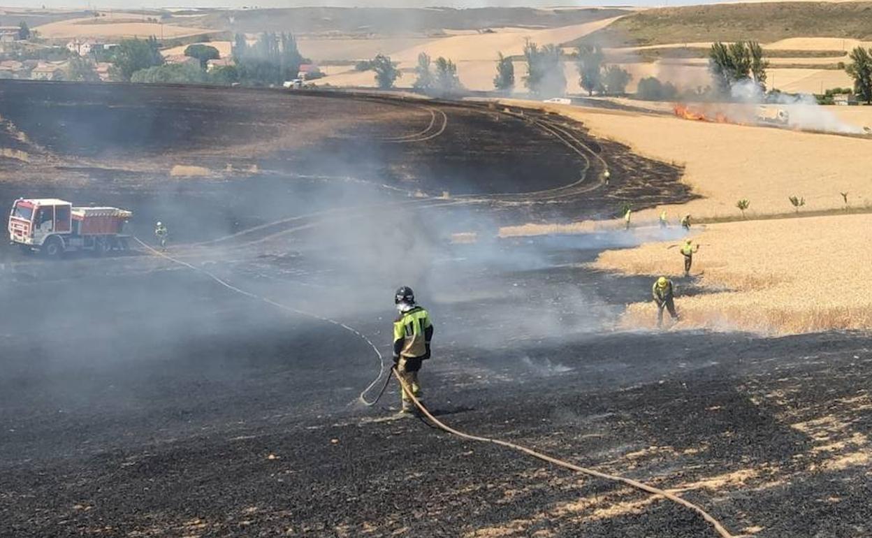 Los Bomberos apagan las llamas sobre el terreno calcinado en el incendio de Orbaneja Ríopico