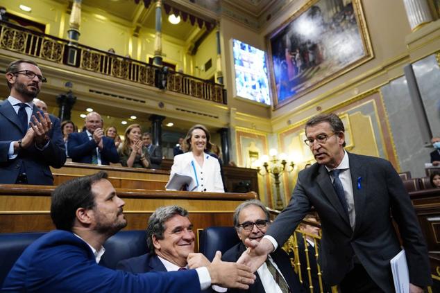 Feijóo saluda a Alberto Garzón. 