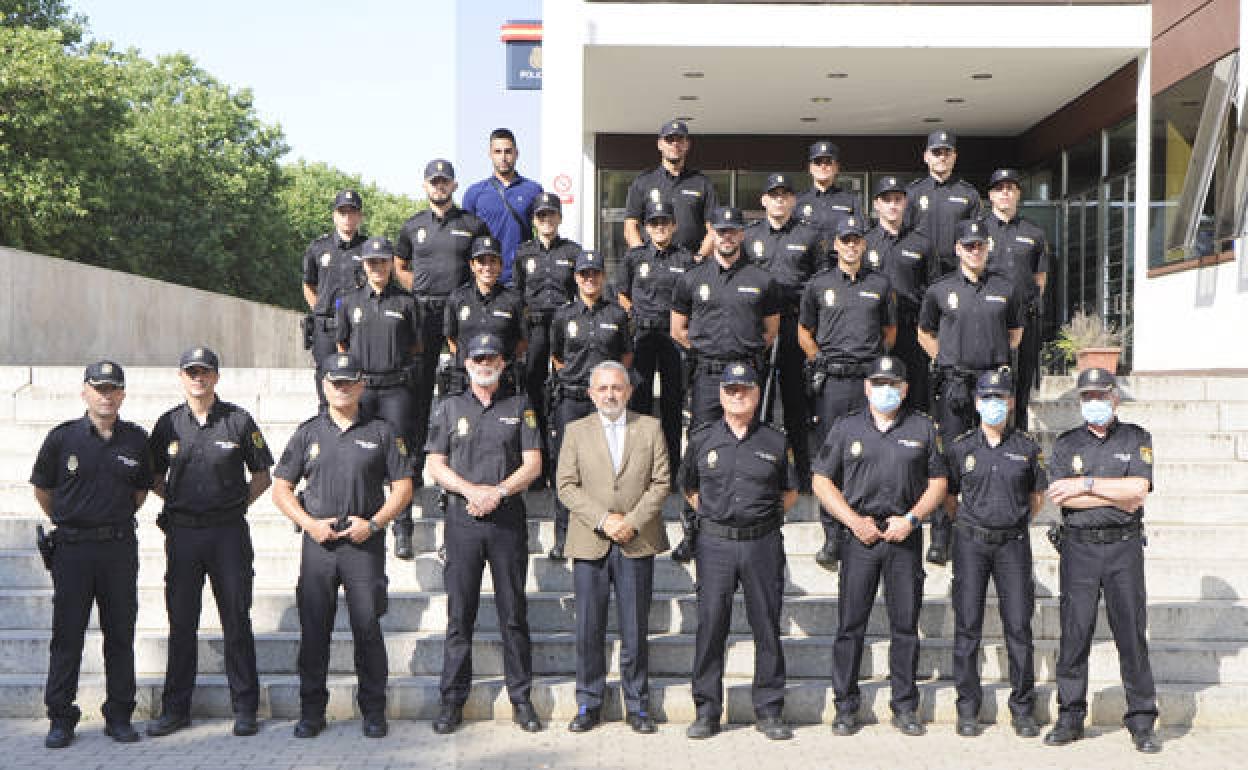 Alumnos en prácticas, con el subdelegado del Gobierno en Burgo, Pedro de la Fuente. 