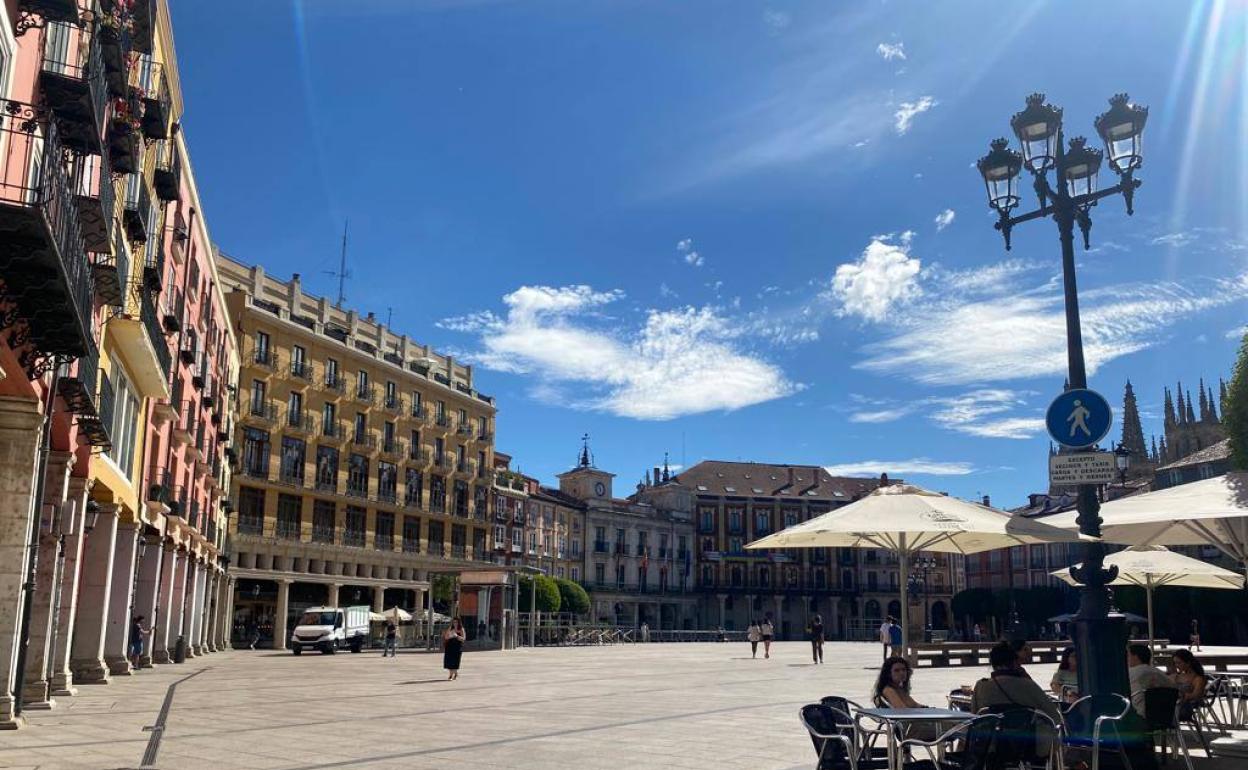 Imagen de la Plaza Mayor de Burgos, desierta durante las horas centrales del día