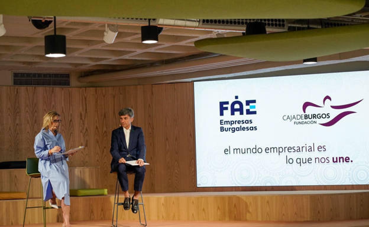 Presentación de los Premios Innovación, con Emiliana Molero, secretaria general de FAE, y Javier Cuasante, responsable de Dinamismo Empresarial de Fundación Caja de Burgos.. 