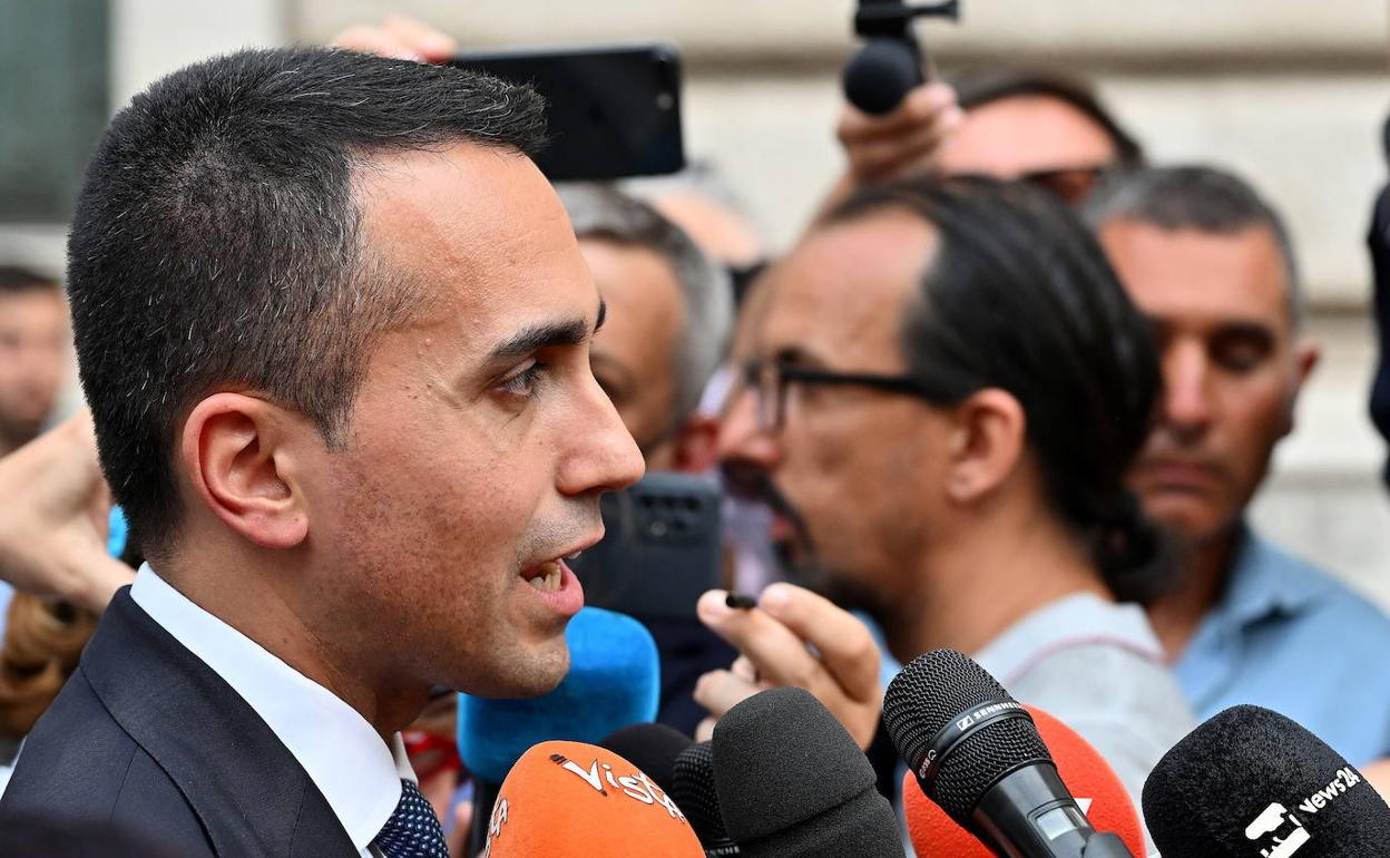 Di Maio atiende a los medios de comunicación.