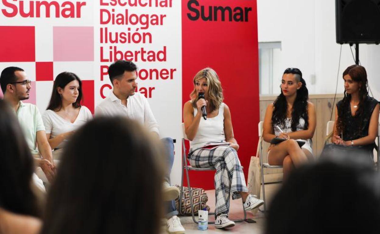 Yolanda Díaz, este viernes, durante su proceso de escucha en el barrio madrileño de Lavapiés.