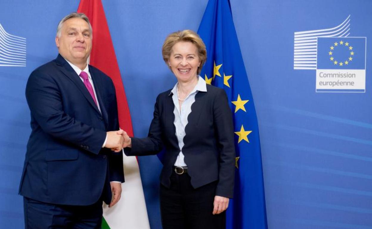 Orbán y Von der Leyen se saludan durante una sesión de la Comisión Europea. 