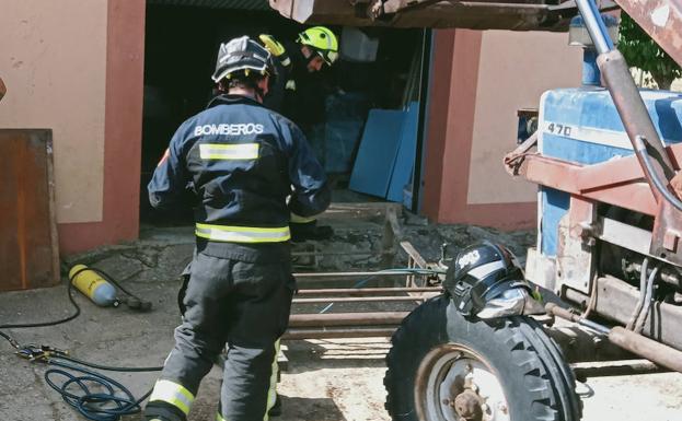 Los Bomberos rescatan a un varón de 76 años atrapado bajo un tractor en Fuentespina