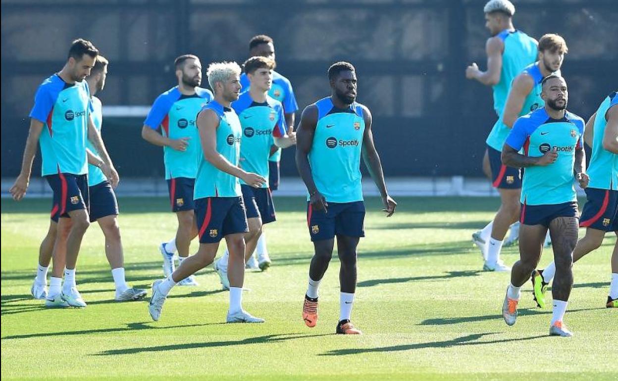 Samuel Umtiti (c), durante un entrenamiento del Barça.