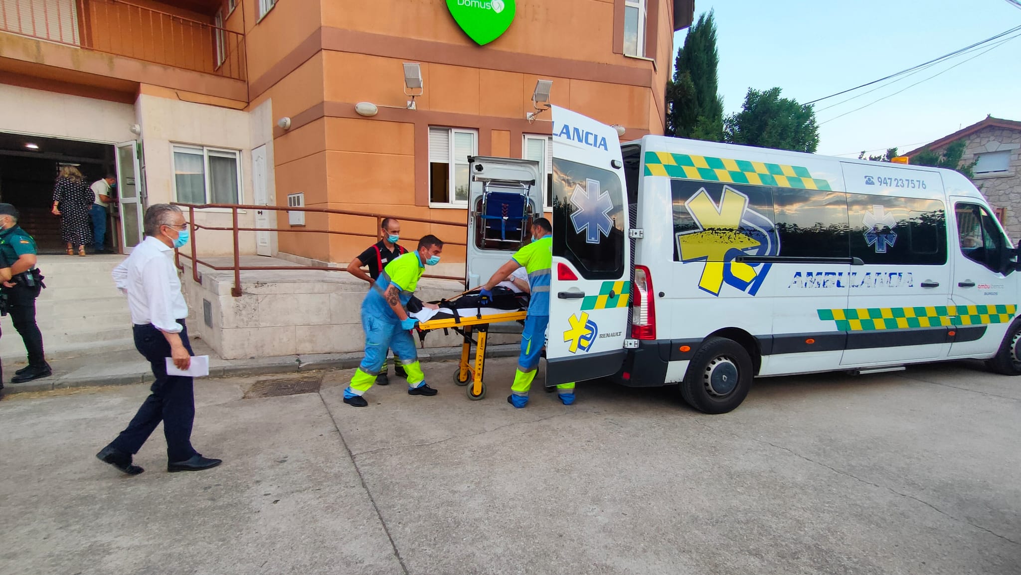 Fotos: Fallecen dos personas en el incendio en una residencia para la tercera edad