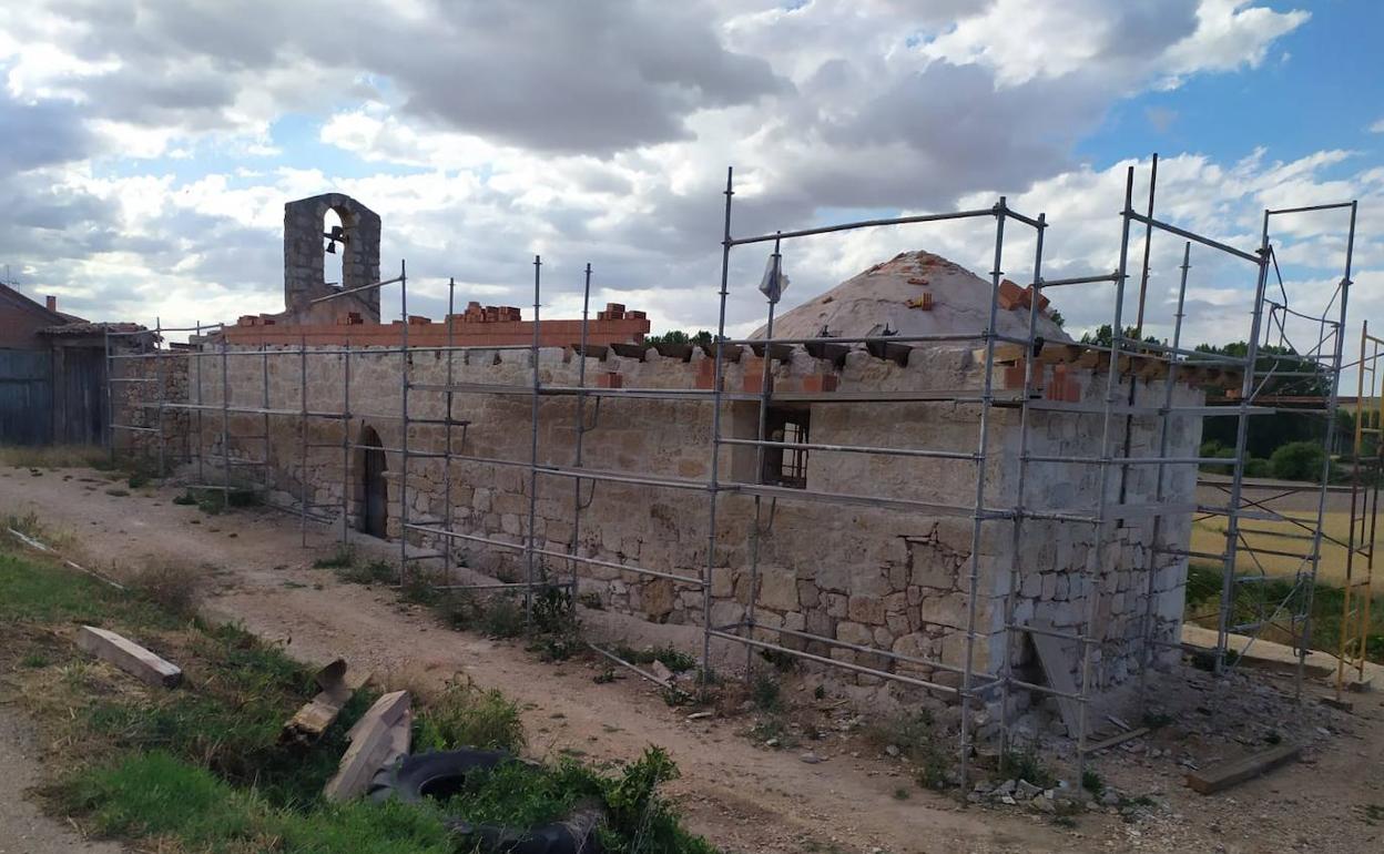 La ermita de Torrepadre rodeada de andamios para colocar la cubierta y finalizar las obras de restauración