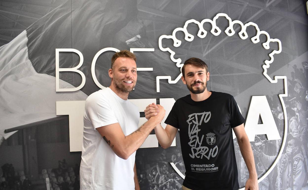 Michu y Atienza se dan la mano tras la presentación del nuevo jugador 