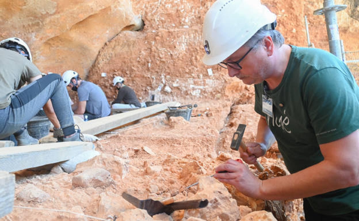 Andoni Luis Aduriz en el Yacimiento de Atapuerca. 