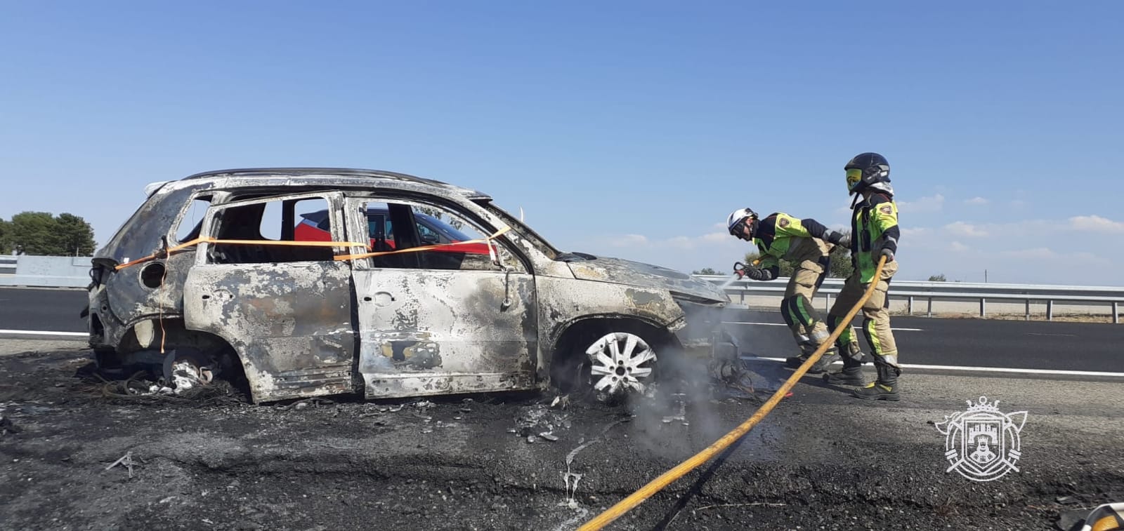 Un turismo en llamas provoca un incendio en un campo de cultivo en Fresno de Rodilla