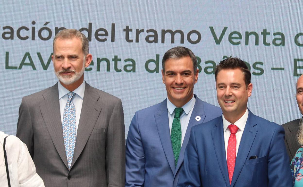 El Rey Felipe VI, el presidente del Gobierno, Pedro Sánchez, y el alcalde de Burgos, Daniel de la Rosa. 