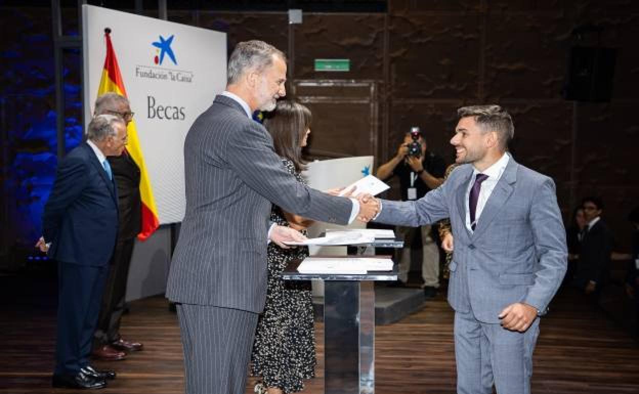 Javier Baranda Alonso recibe la beca de posgrado de manos de Sus Majestades los Reyes e Isidro Fainé. 