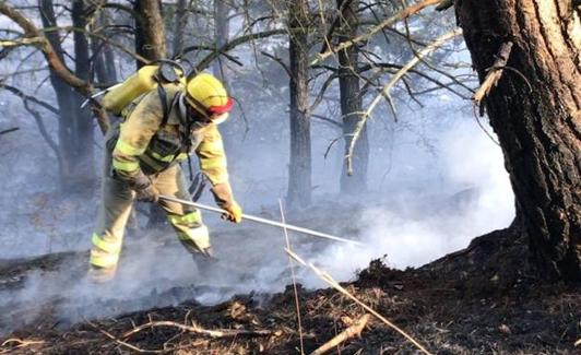 Los profesionales de extinción de incendios trabajando en el Páramo de Masa para extinguir las llamas en 2021. 