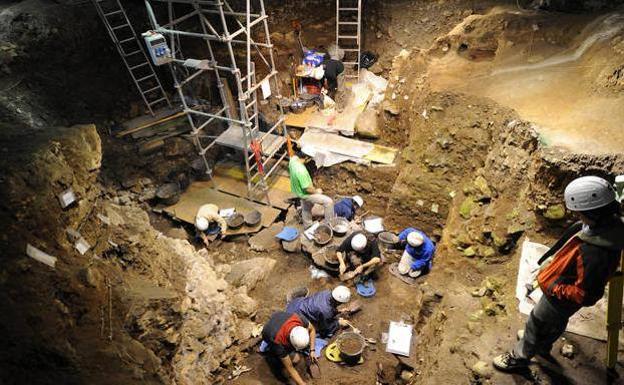 Excavaciones en el yacimiento de Portalón de Cueva Mayor.